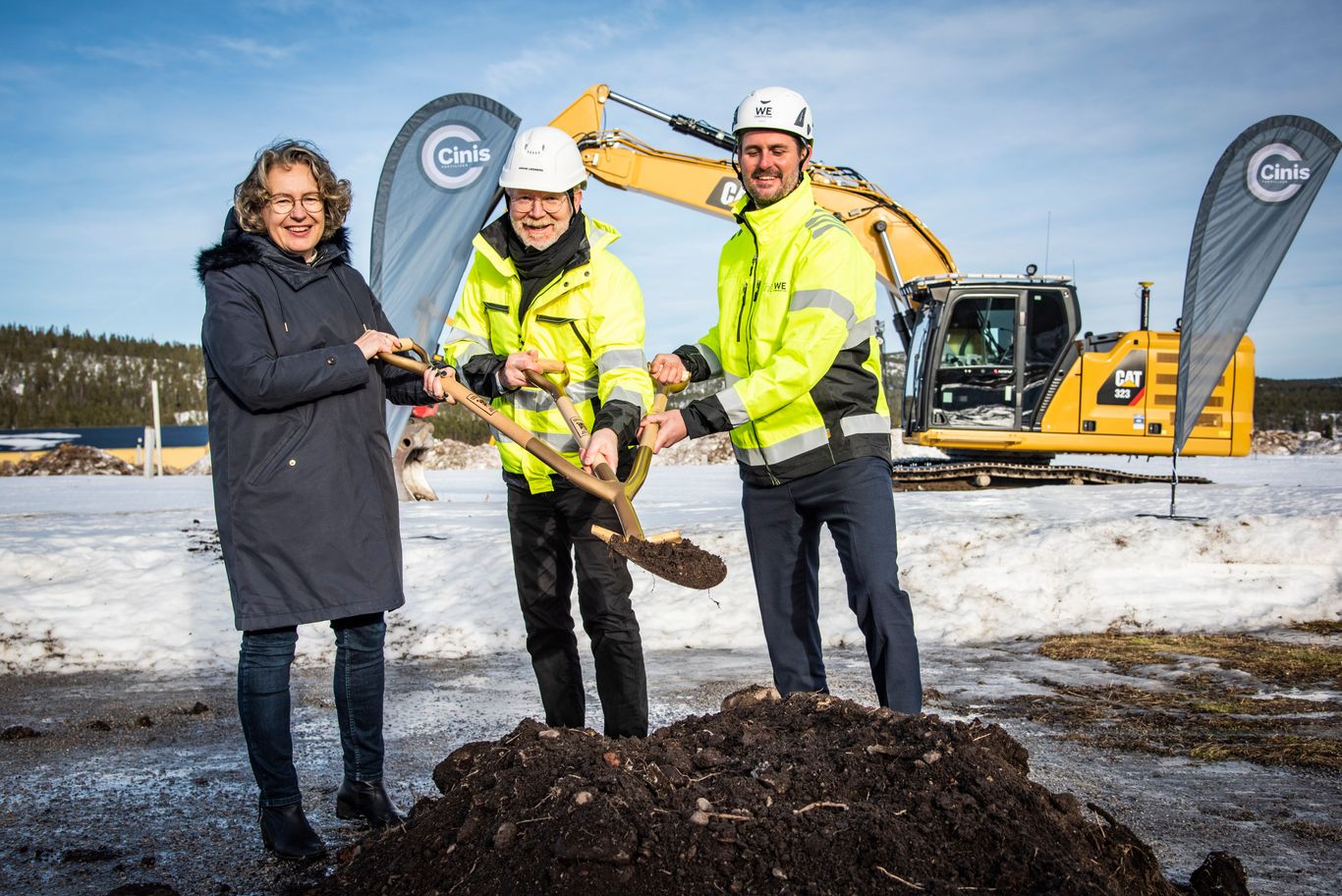 Första spadtaget den 13 februari 2023. Fr v: Anna-Britta Åkerlind, ordförande i Örnsköldsviks kommunstyrelse, Jakob Liedberg, VD Cinis Fertilizer och Jonas Lindén, VD We Constructions.